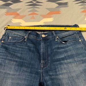 Mother mid rise dazzler crop fray